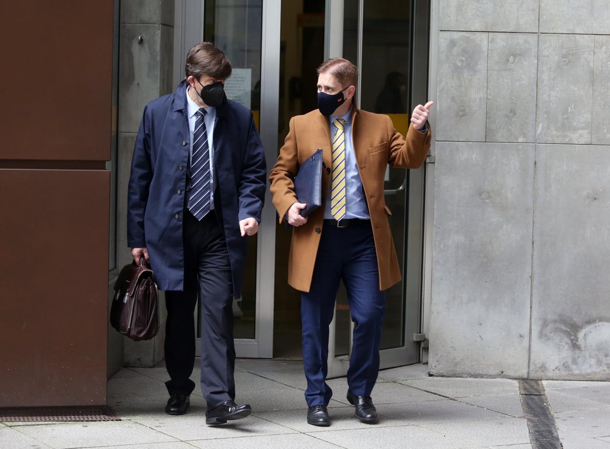 Javier Beramendi y Adrián Fernández, abogados de Pedro Nieva y Djillali Benatia, salen de la Audiencia. 