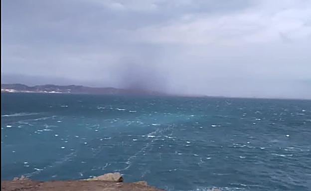 El viento levanta el carbón de El Musel