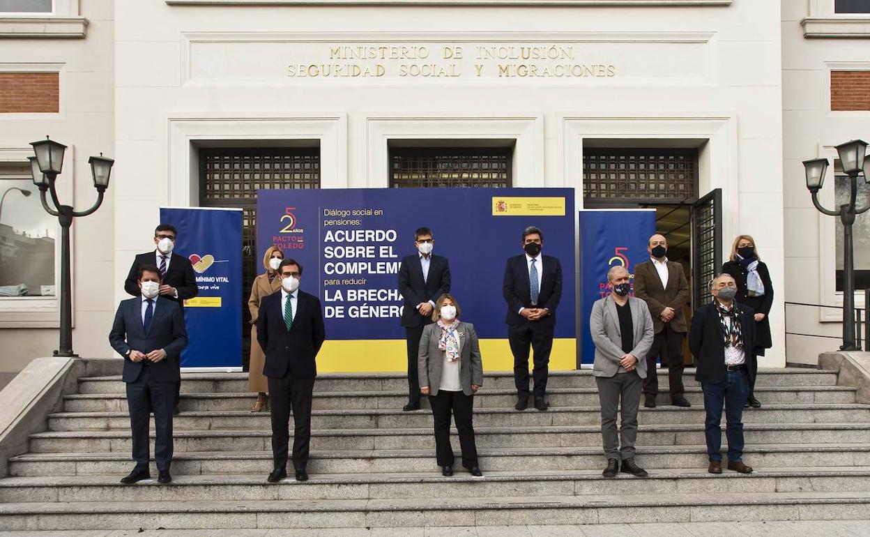 Los integrantes del diálogo social, en el Ministerio de Seguridad Social. 