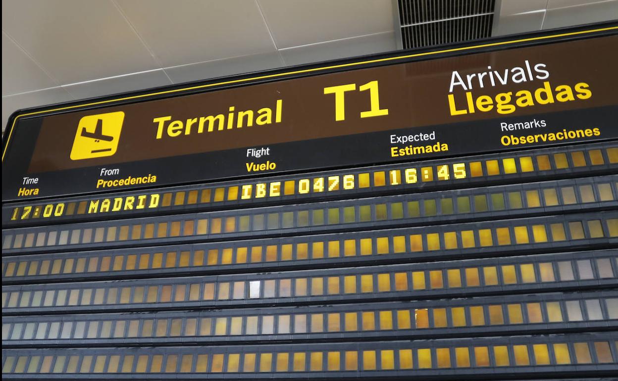 Paneles informativos en el aeropuerto de Asturias en junio con un único vuelo a Madrid.