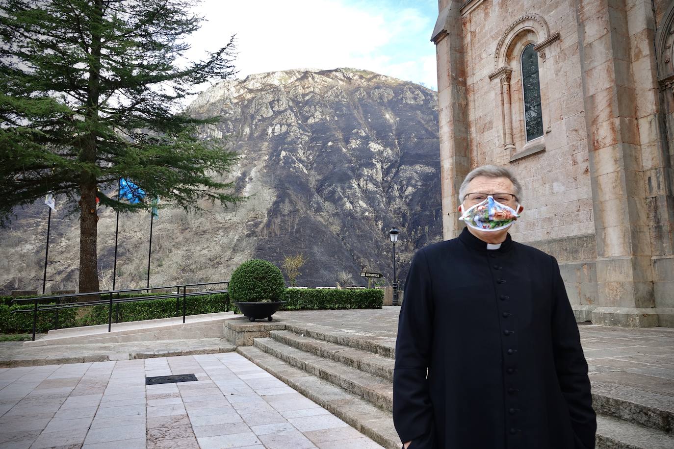 El fuego originado en el monte Priena afectó a 120 hectáreas y obligó a los bomberos a trabajar en su extinción toda la noche.  Pinche aquí para leer la crónica de todo lo occurido .