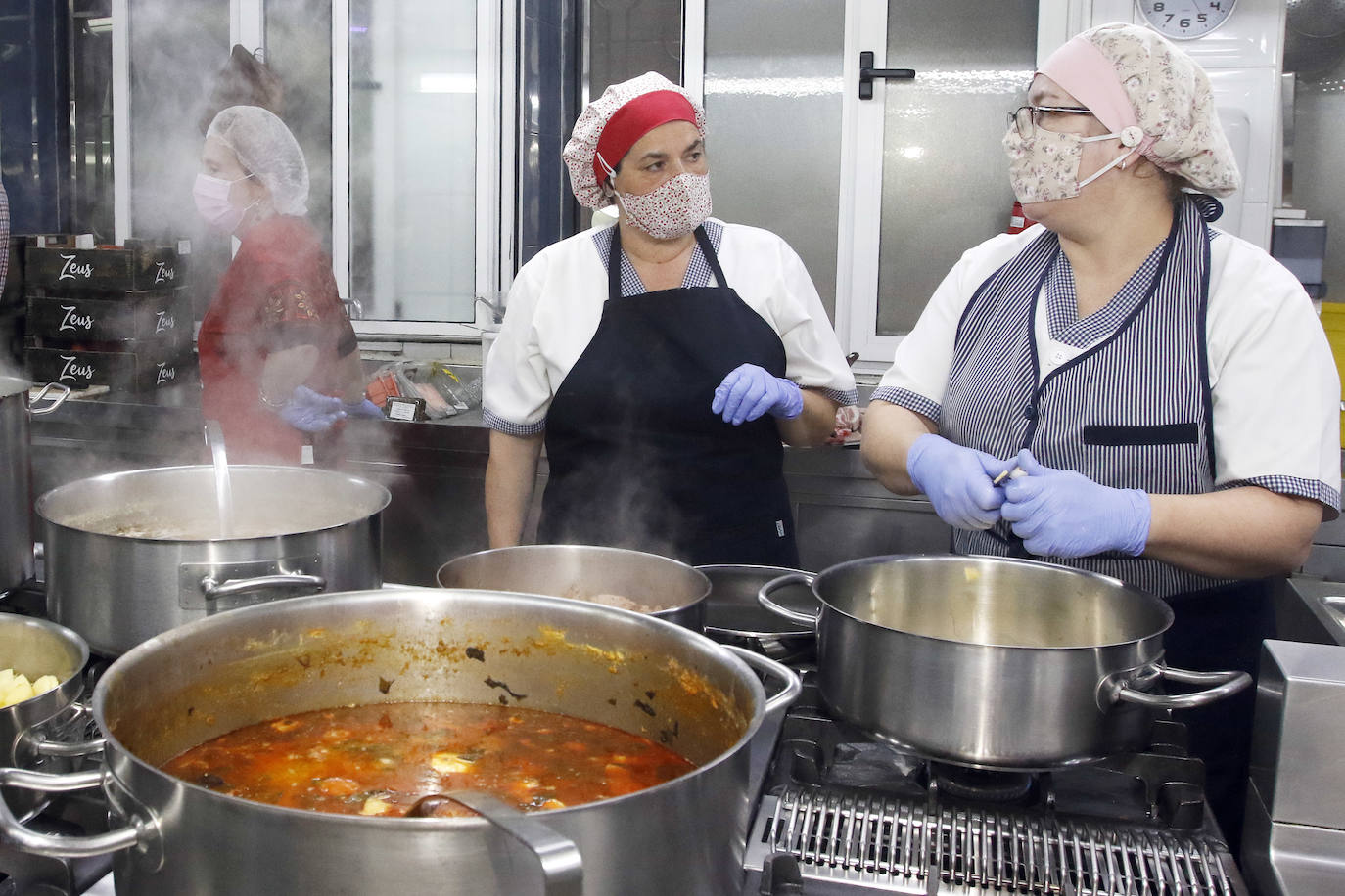 La Cocina Económica de Gijón ha repartido 300 menús de Antroxu entre usuarios habituales de la institución porque «la mayor celebración para estas personas que viven en situaciones tan complicadas es la comida», destaca la dirección.