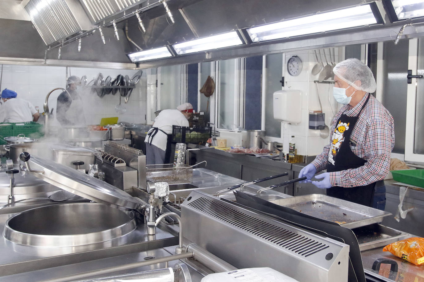 La Cocina Económica de Gijón ha repartido 300 menús de Antroxu entre usuarios habituales de la institución porque «la mayor celebración para estas personas que viven en situaciones tan complicadas es la comida», destaca la dirección.