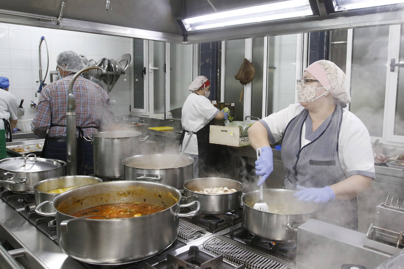 La Cocina Económica de Gijón ha repartido 300 menús de Antroxu entre usuarios habituales de la institución porque «la mayor celebración para estas personas que viven en situaciones tan complicadas es la comida», destaca la dirección.