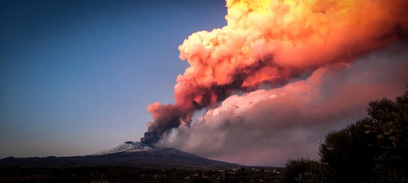 El volcán Etna, en Catania (Sicilia) entra inesperadamente en erupción dejando un reguero de cenizas y fragmentos de lava en las ciudades más cercanas 