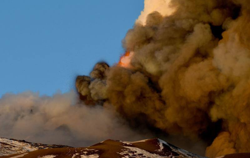 El volcán Etna, en Catania (Sicilia) entra inesperadamente en erupción dejando un reguero de cenizas y fragmentos de lava en las ciudades más cercanas 