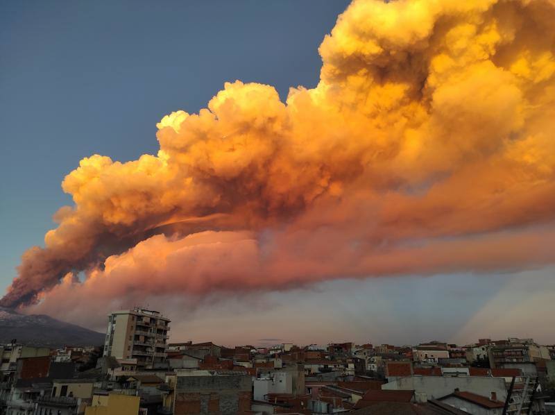 El volcán Etna, en Catania (Sicilia) entra inesperadamente en erupción dejando un reguero de cenizas y fragmentos de lava en las ciudades más cercanas 