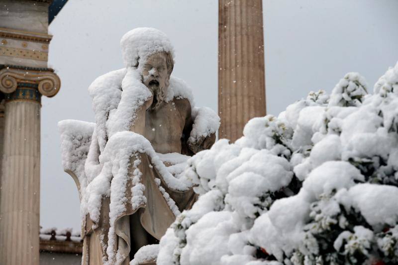 El temporal de frío y nieve Medea ha cubierto de blanco las calles y monumentos de Atenas 