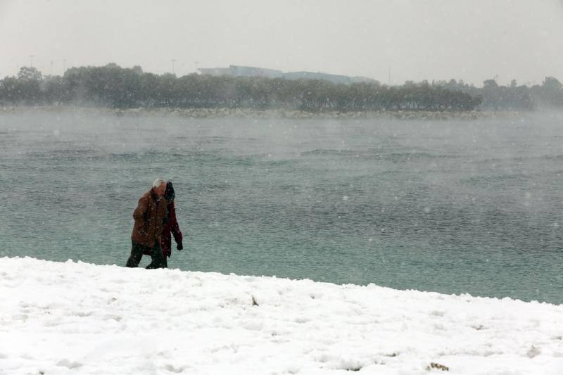 El temporal de frío y nieve Medea ha cubierto de blanco las calles y monumentos de Atenas 