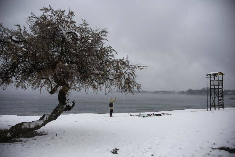 El temporal de frío y nieve Medea ha cubierto de blanco las calles y monumentos de Atenas 