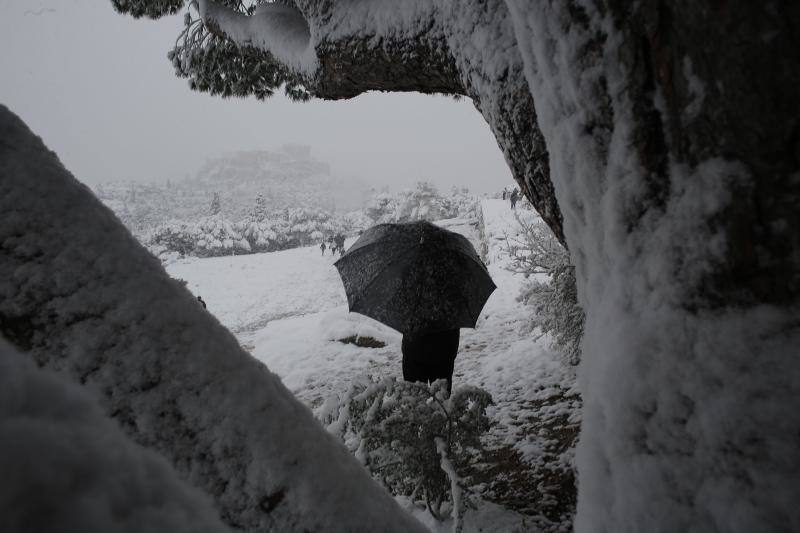 El temporal de frío y nieve Medea ha cubierto de blanco las calles y monumentos de Atenas 