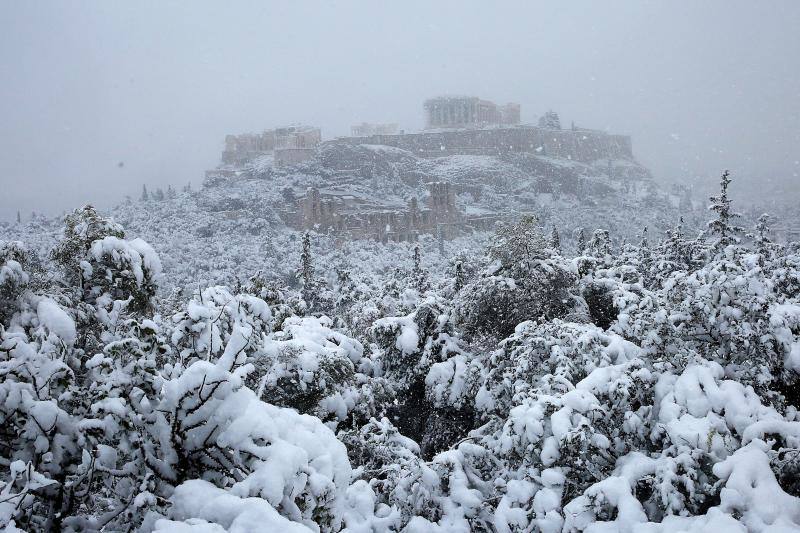 El temporal de frío y nieve Medea ha cubierto de blanco las calles y monumentos de Atenas 