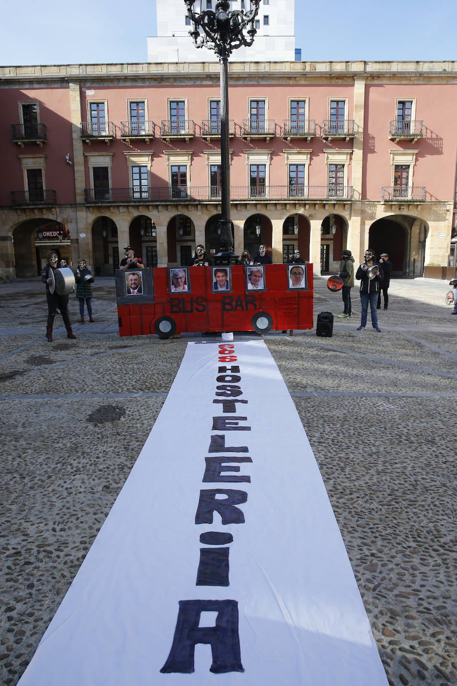 Una veintena de hosteleros, convocados por la asociación Hostelería con Conciencia, se han concentrado este miércoles en la plaza Mayor de Gijón para reivindicar «ayudas directas no bonos que solo beneficien al consumidor»