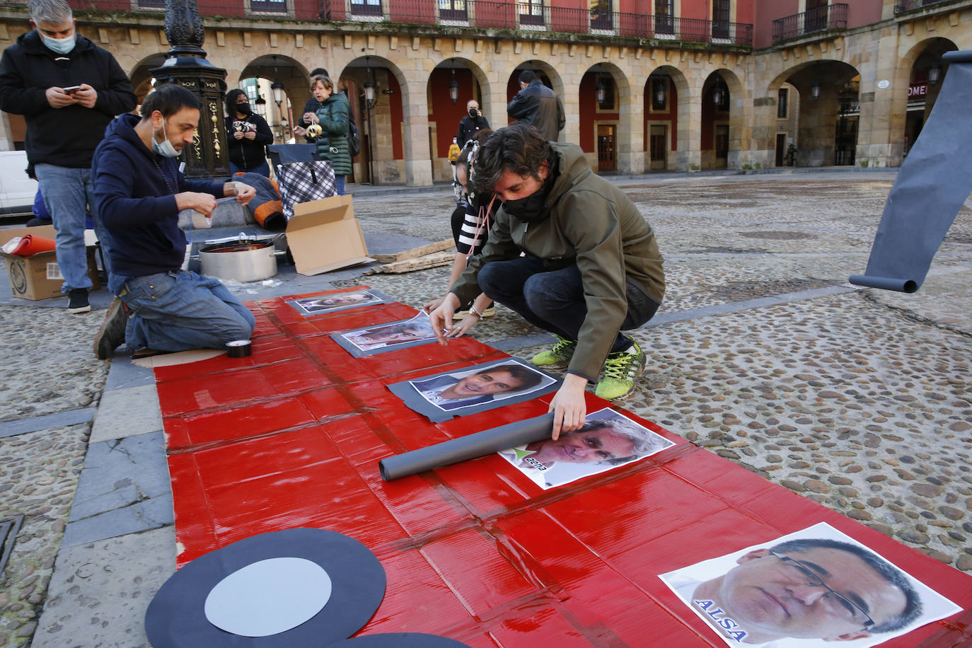 Una veintena de hosteleros, convocados por la asociación Hostelería con Conciencia, se han concentrado este miércoles en la plaza Mayor de Gijón para reivindicar «ayudas directas no bonos que solo beneficien al consumidor»