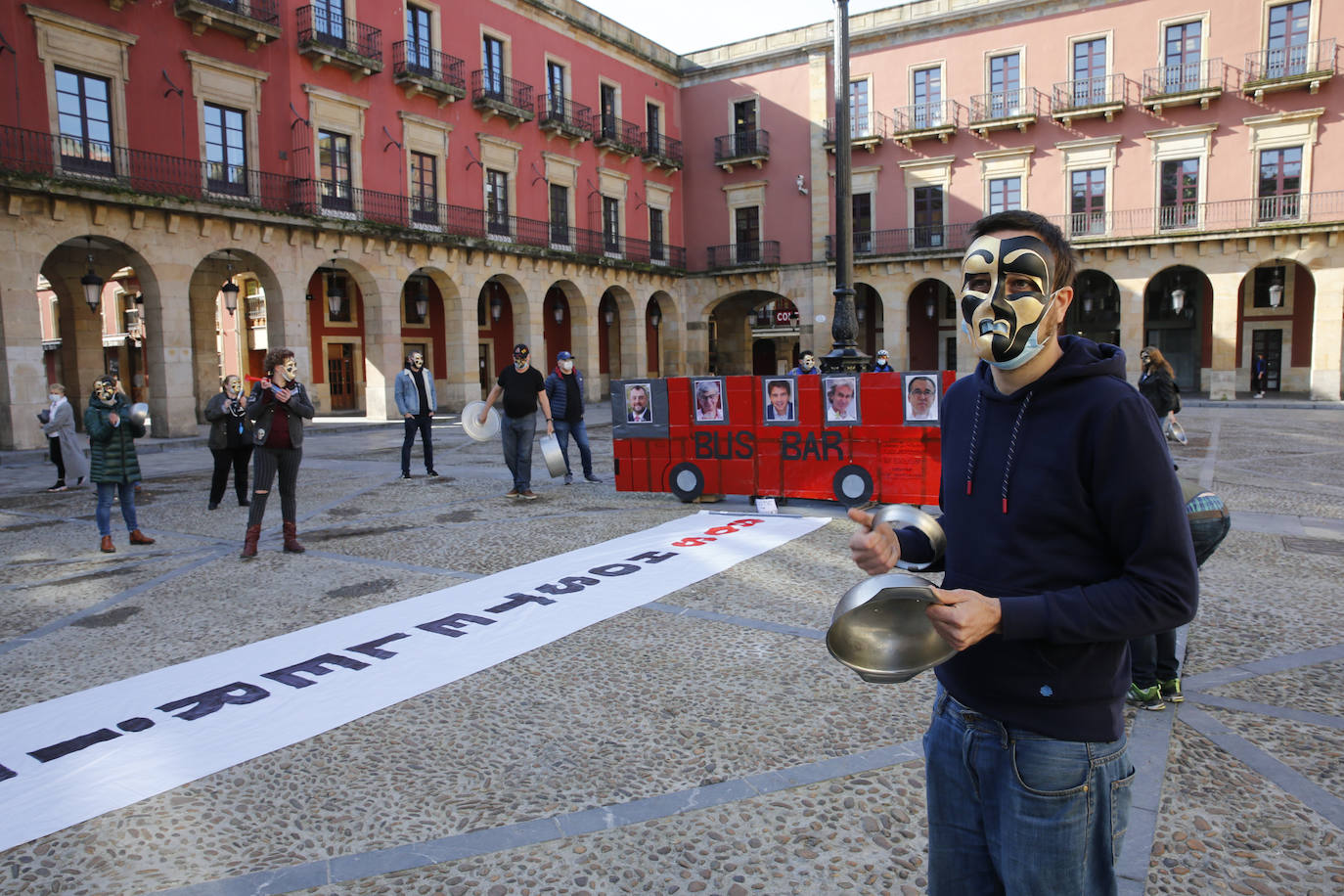 Una veintena de hosteleros, convocados por la asociación Hostelería con Conciencia, se han concentrado este miércoles en la plaza Mayor de Gijón para reivindicar «ayudas directas no bonos que solo beneficien al consumidor»