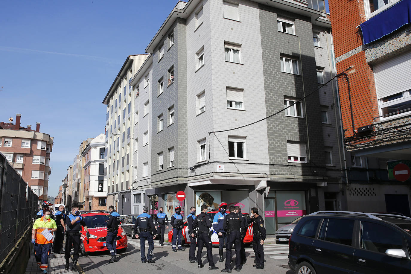 Ha sido trasladado por el SAMU a un centro hospitalario con dos impactos de bala en un pie y en la zona abdominal