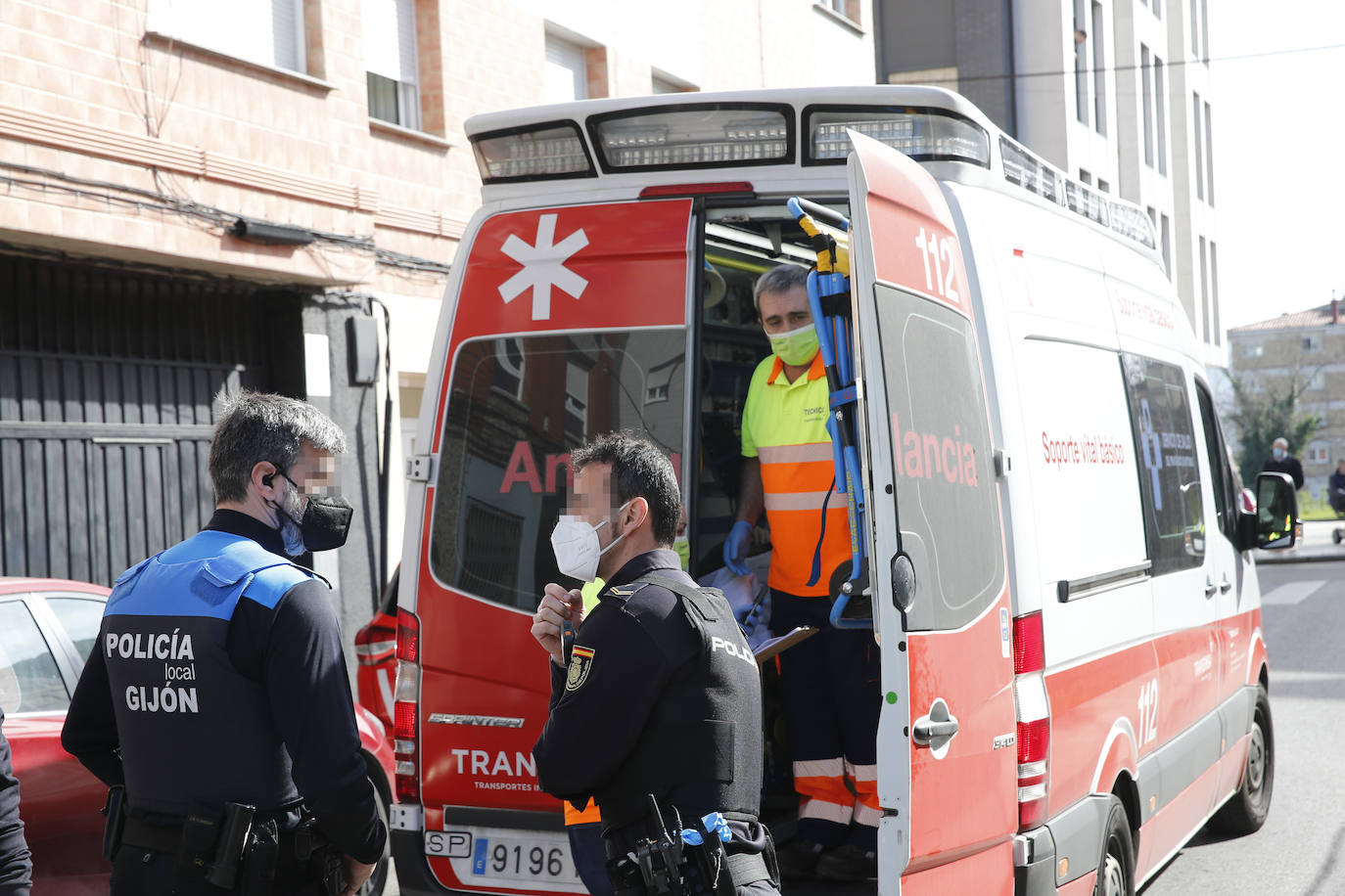 Ha sido trasladado por el SAMU a un centro hospitalario con dos impactos de bala en un pie y en la zona abdominal