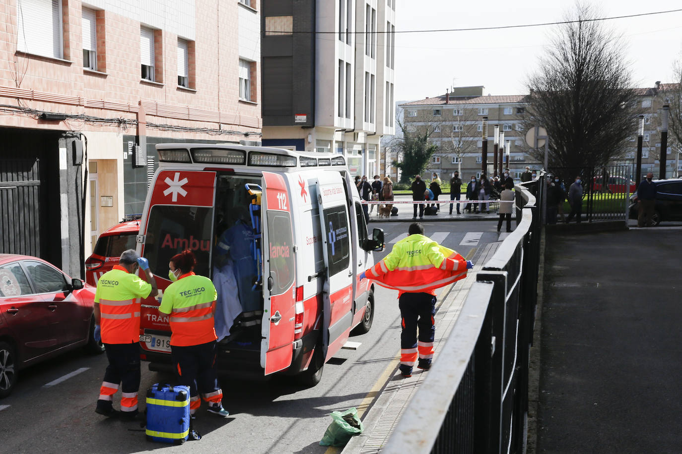 Ha sido trasladado por el SAMU a un centro hospitalario con dos impactos de bala en un pie y en la zona abdominal