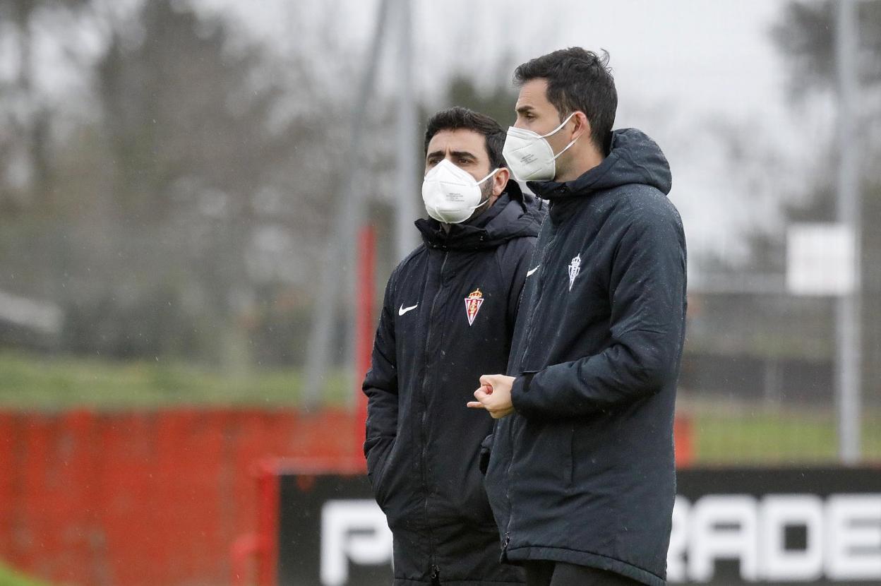 David Gallego, en el entrenamiento de ayer, junto a su segundo Toni Clavero. 