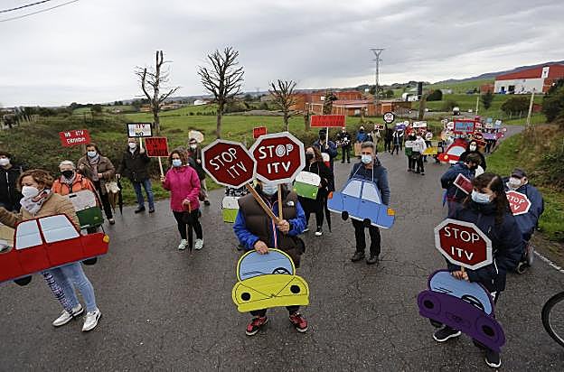Protesta de los vecinos de Granda contra el proyecto de una estación de ITV en la parroquia. 