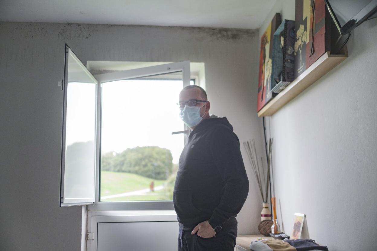 Ico González muestra el deterioro del techo. 