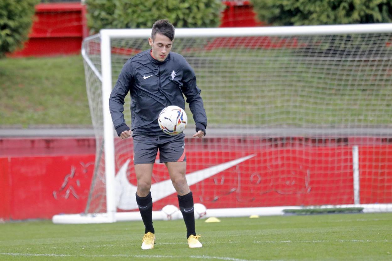 Pedro Díaz toca el balón durante una sesión de trabajo en las instalaciones de Mareo. 