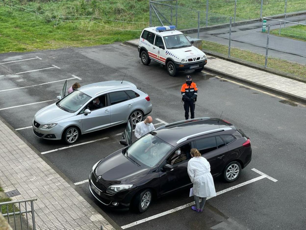 Vacunación a grandes dependientes llevada a cabo ayer en un aparcamiento de Trevías. 