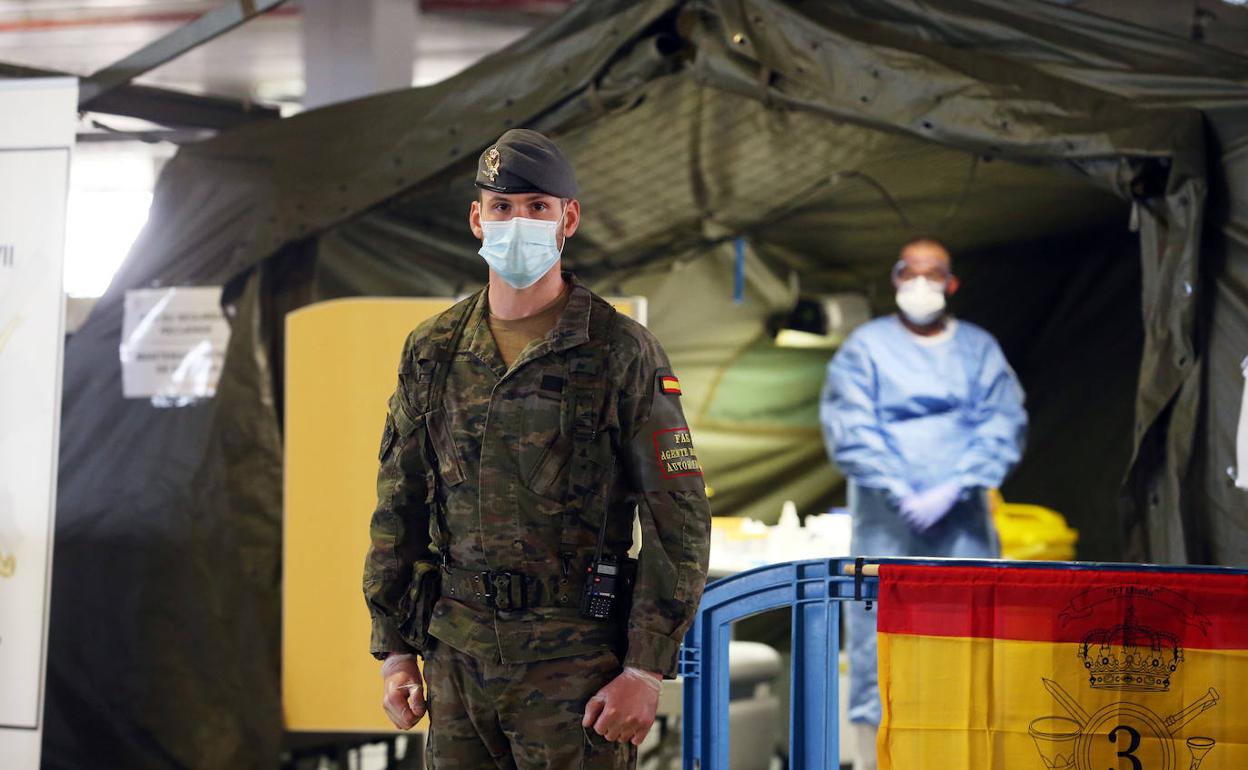 Hospital de campaña instalado por miembros del Regimiento Príncipe número 3 de Siero-Asturias en el párking del HUCA para detectar positivos por coronavirus.