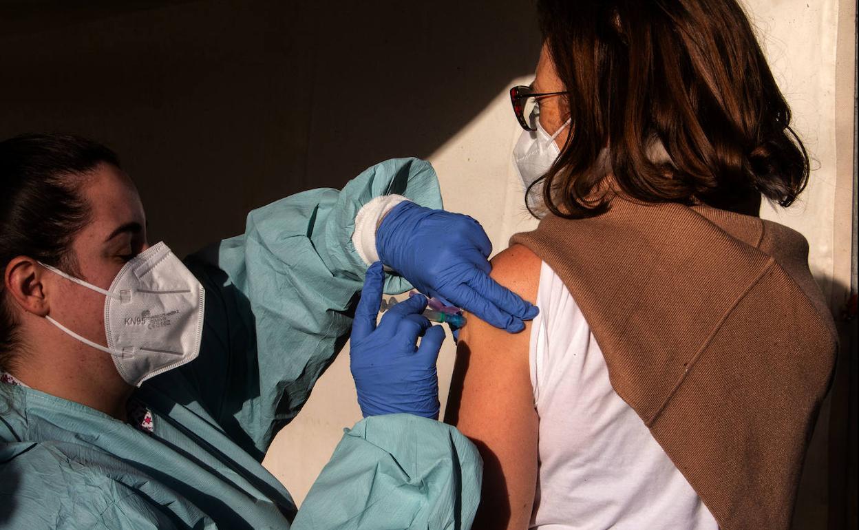 Punto de vacunación en vehículos 'Autocav' para grandes dependientes en Oviedo.