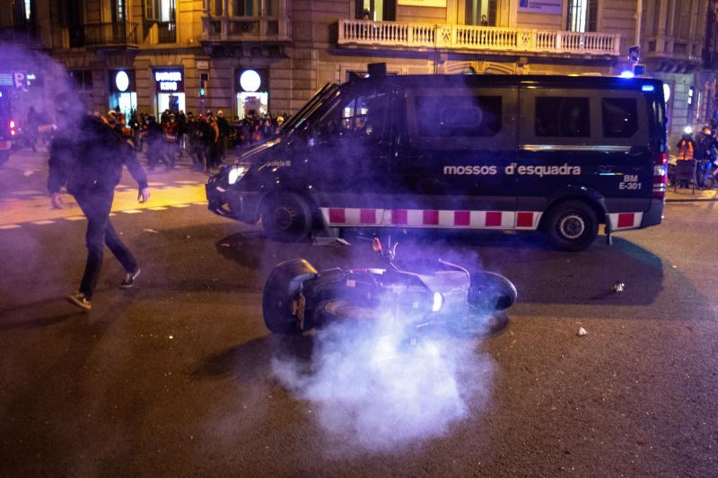 Varios manifestantes lanzan objetos a la Policía en Barcelona.