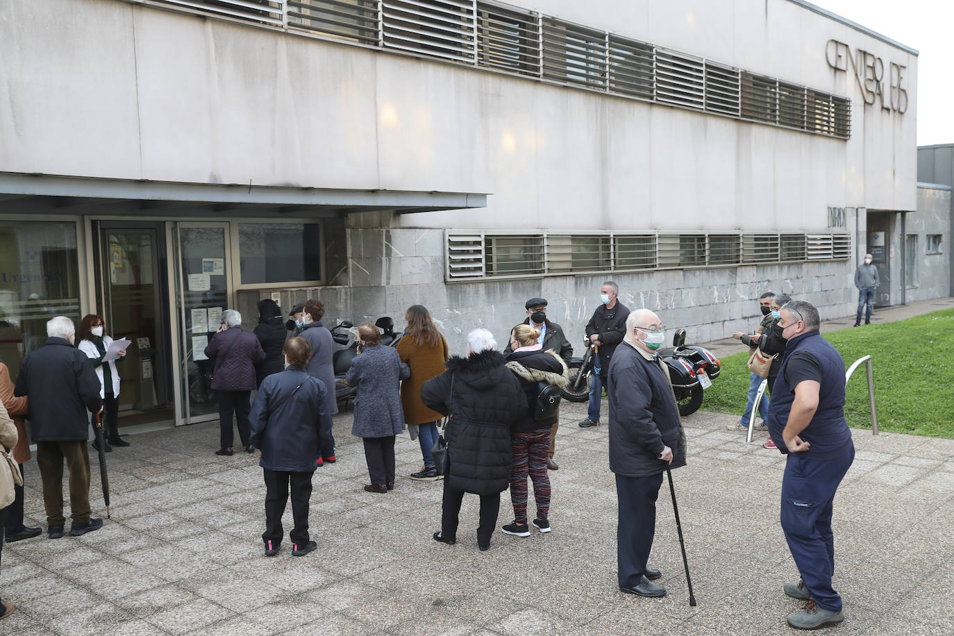 Este jueves se registraron importantes colas a las puertas del centro de salud de La Calzada para vacunarse del covid.