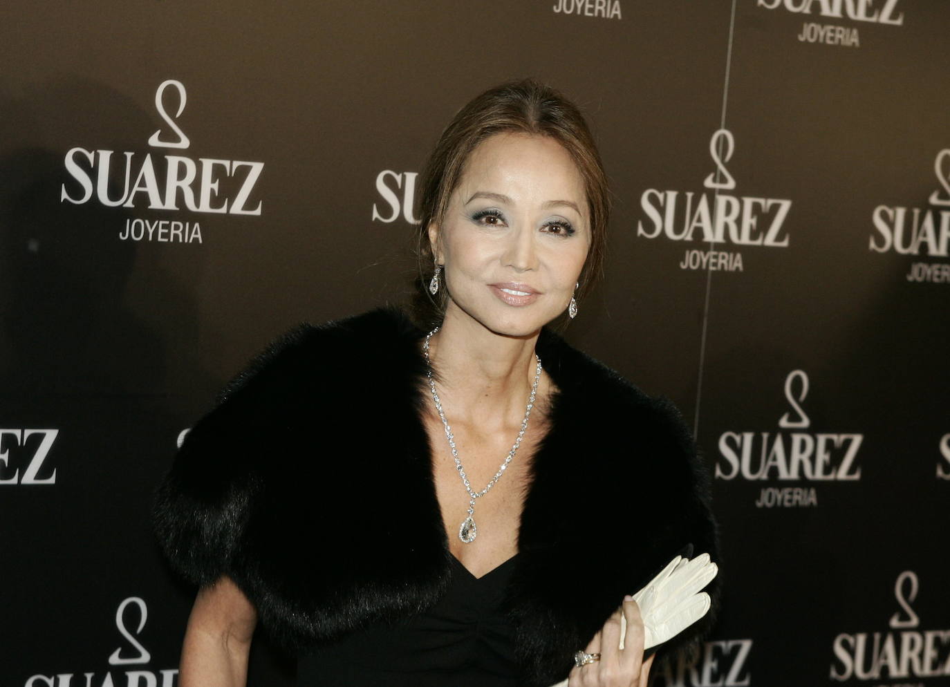 2007 | Isabel Preysler está de celebración. La reina de corazones cumple 70 años este 18 de febrero. La filipina saltó a la fama hace ya cincuenta años, cuando se casó con Julio Iglesias y a día de hoy continúa siendo uno de los mayores iconos de la elegancia. Su 70 cumpleaños le llega en un buen momento vital: feliz con sus hijos y nietos y enamorada de Mario Vargas Llosa. 