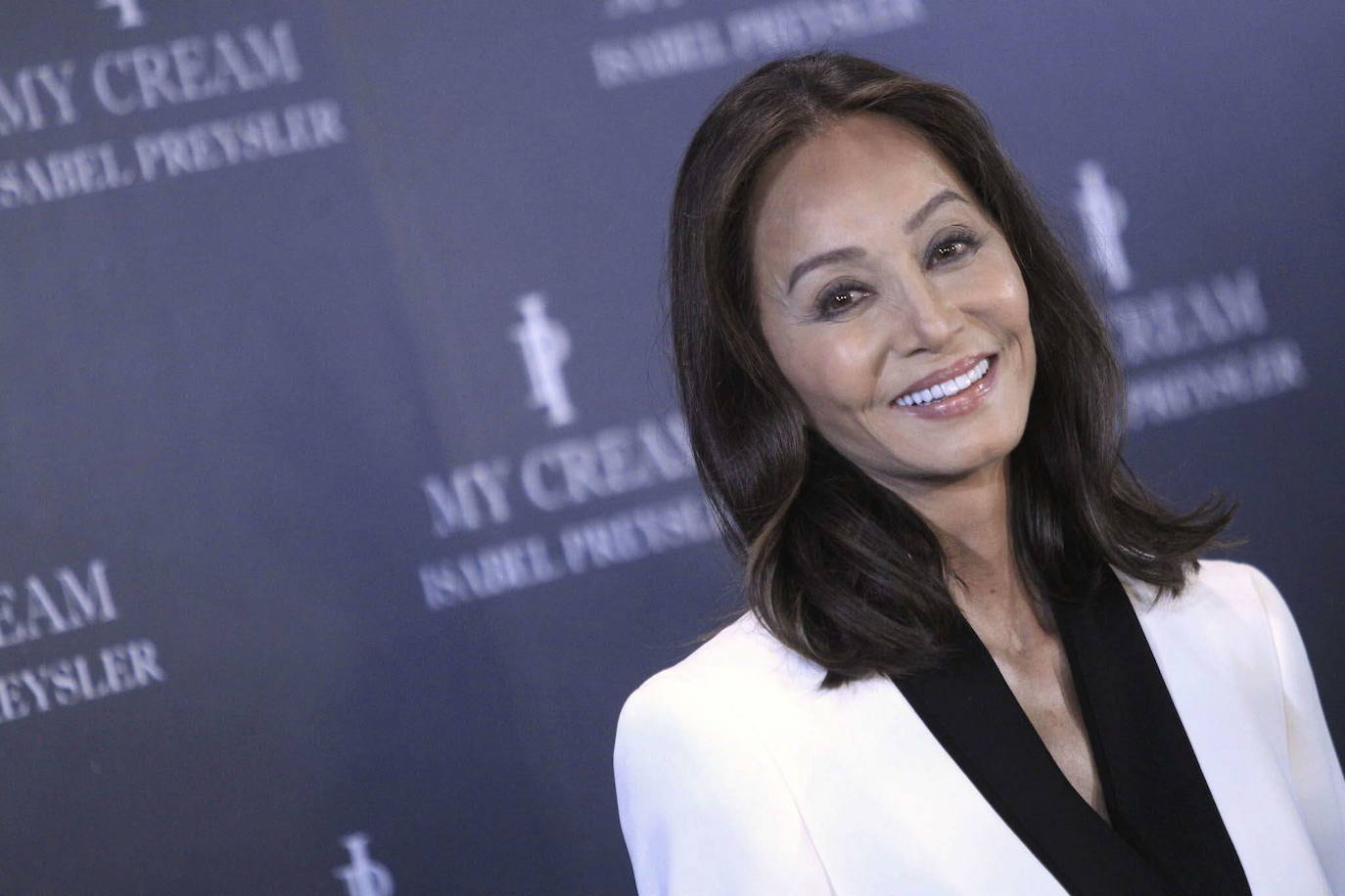 2015 | Isabel Preysler está de celebración. La reina de corazones cumple 70 años este 18 de febrero. La filipina saltó a la fama hace ya cincuenta años, cuando se casó con Julio Iglesias y a día de hoy continúa siendo uno de los mayores iconos de la elegancia. Su 70 cumpleaños le llega en un buen momento vital: feliz con sus hijos y nietos y enamorada de Mario Vargas Llosa. 