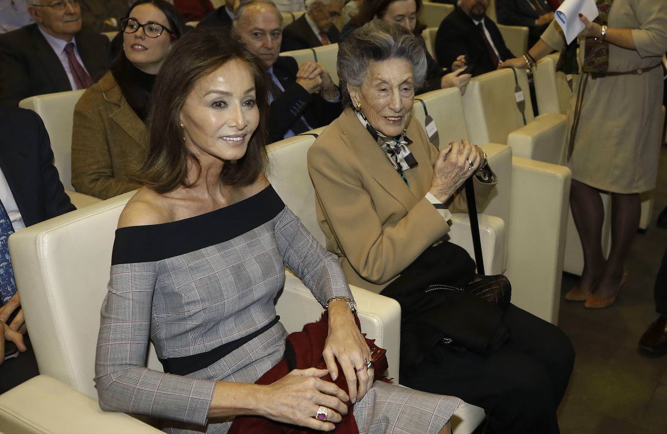 2018 | Isabel Preysler está de celebración. La reina de corazones cumple 70 años este 18 de febrero. La filipina saltó a la fama hace ya cincuenta años, cuando se casó con Julio Iglesias y a día de hoy continúa siendo uno de los mayores iconos de la elegancia. Su 70 cumpleaños le llega en un buen momento vital: feliz con sus hijos y nietos y enamorada de Mario Vargas Llosa. 