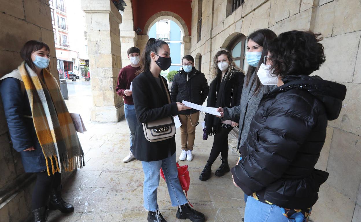 Los integrantes del proyecto 'Participa Joven' expusieron esta mañana los resultados de la encuesta a las concejalas de Juventud y de Ciudad Saludable 