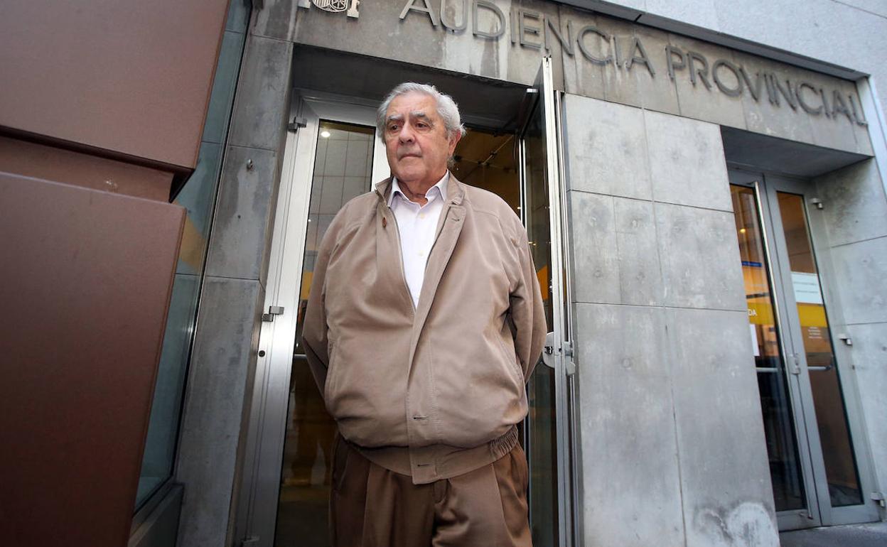 El exconsejero Iglesias Riopedre a la puerta de los juzgados de Oviedo durante eljuicio.