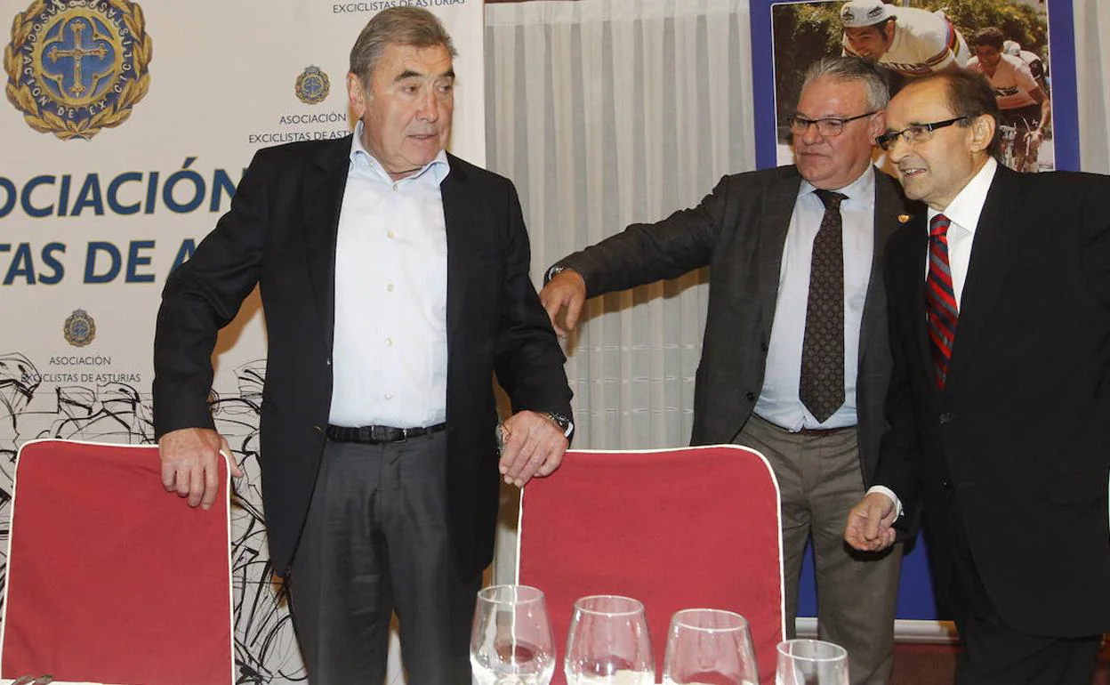 Luis Balagué, a la derecha, junto a Eddy Merckx y Suárez Cueva.