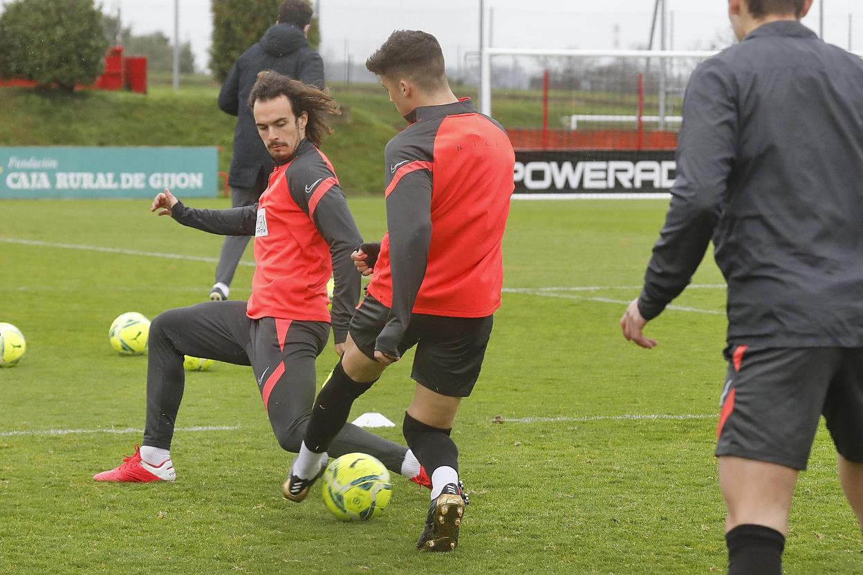 Pelayo, ayer, en un rondo con Nacho Méndez. 