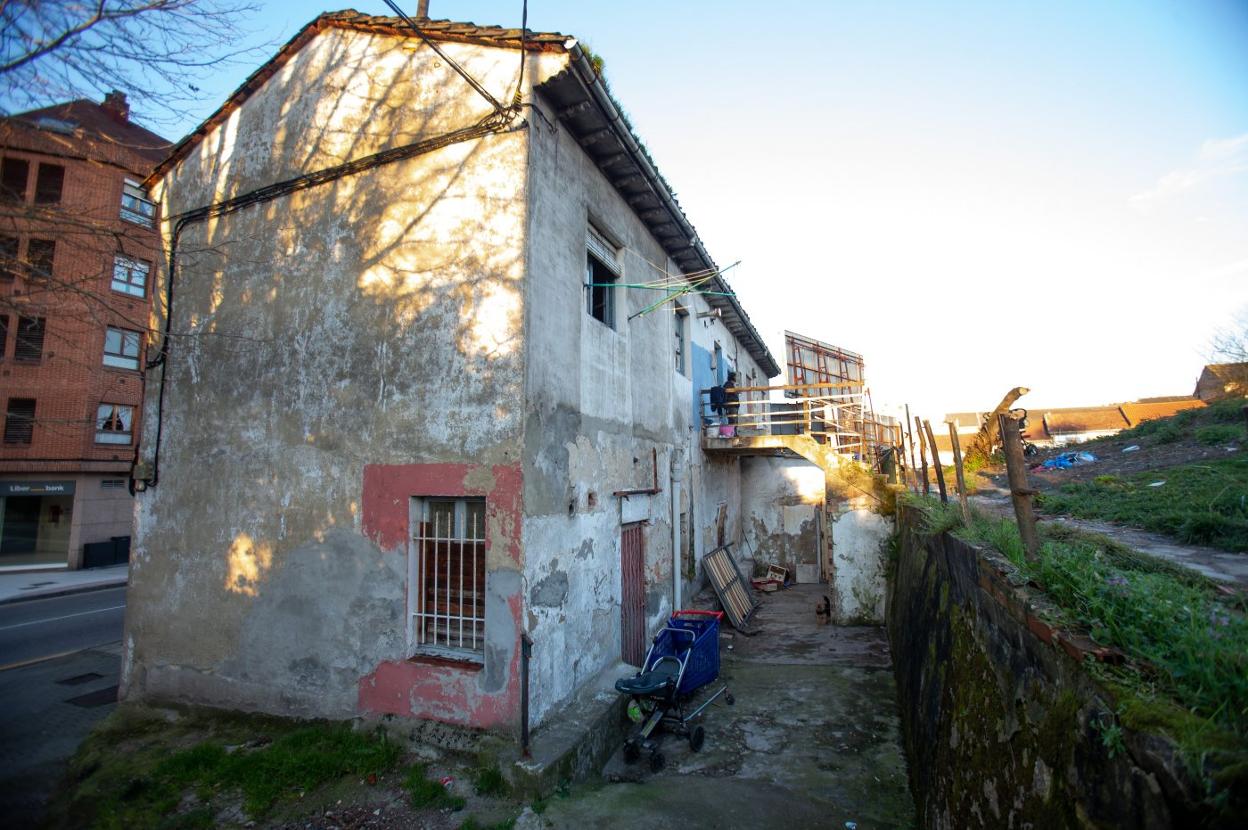 La vivienda okupada en el número 168 de La Tenderina. 