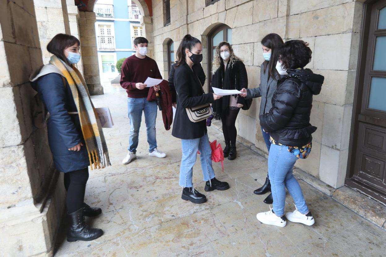 Los integrantes del proyecto 'Participa Joven' expusieron ayer los resultados de la encuesta a las concejalas de Juventud y de Ciudad Saludable en el Ayuntamiento. 