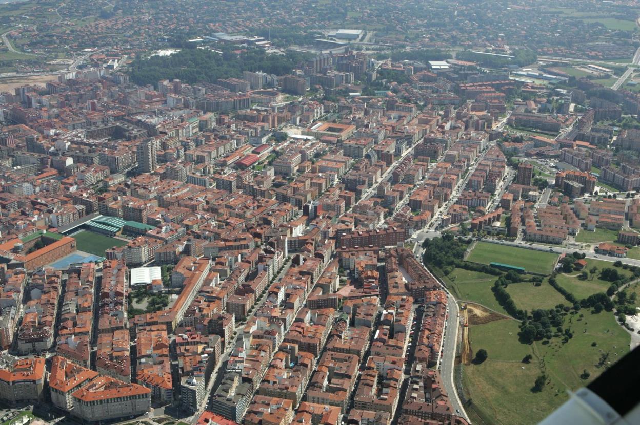 Vista aérea, con Contrueces en primer plano y luego El Llano, donde se prevén 'ecomanzanas'. 