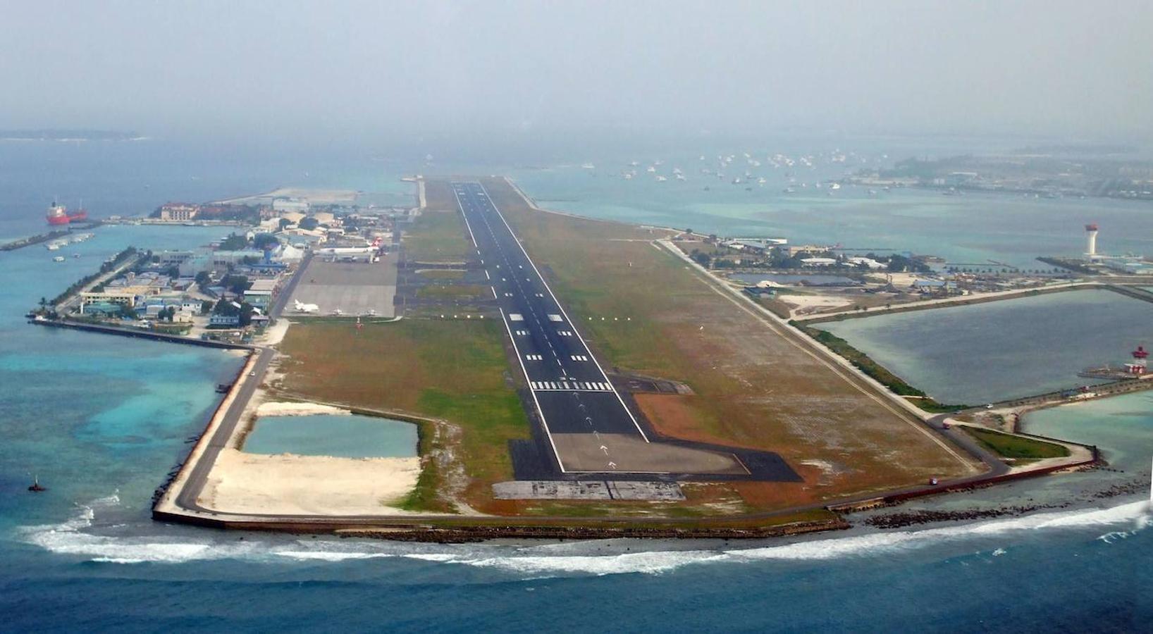 Aeropuerto Internacional de Malé (Maldivas) | Se encuentra en la Isla Hulhule, cerca de la capital, Malé, y su peculiaridad es que su única pista de asfalto está situada a tan sólo dos metros sobre el nivel del mar, y ocupa toda la longitud de la isla.