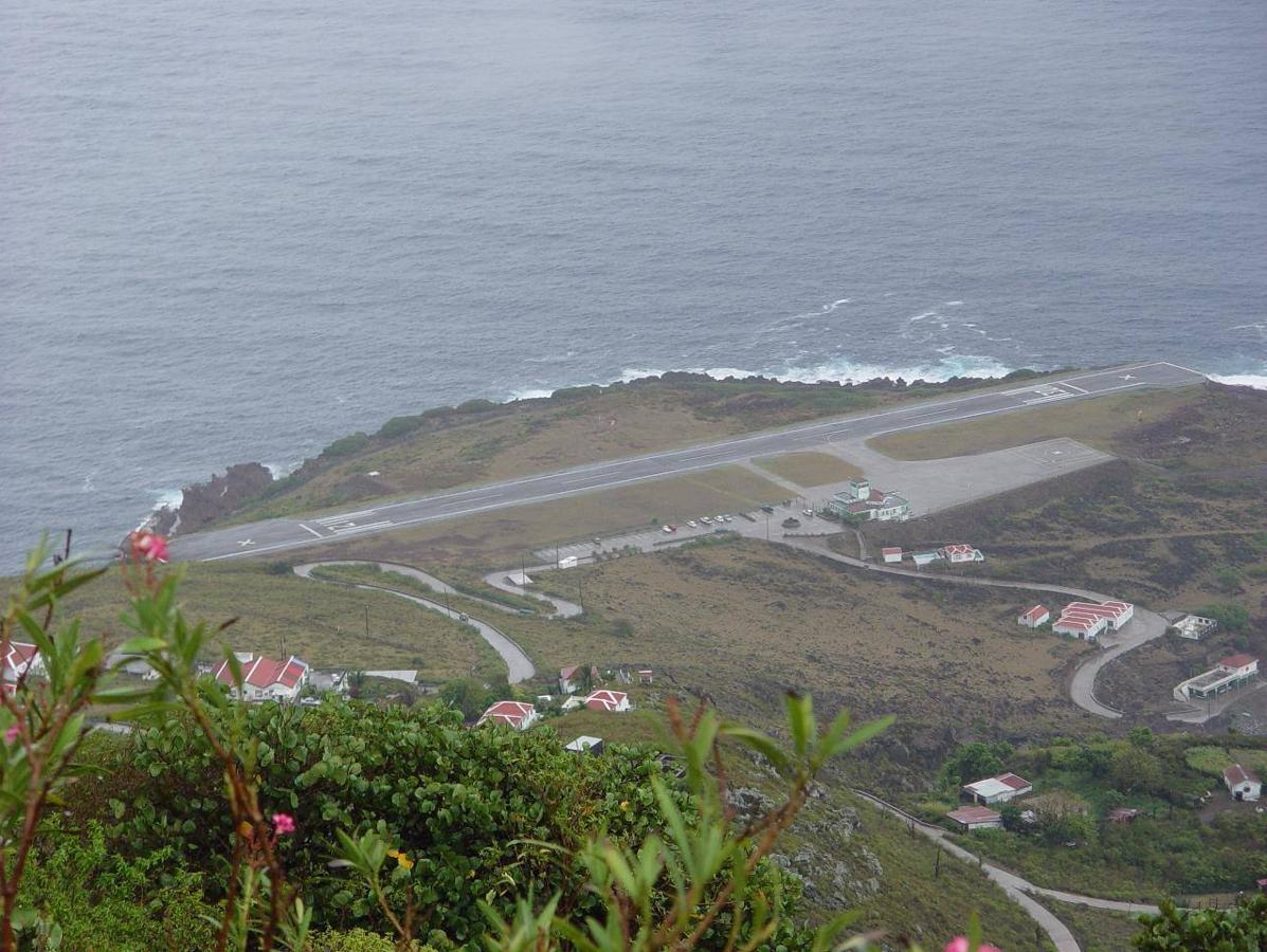 Aeropuerto Juancho E. Yrausquin (isla de Saba, El Caribe) | Fue construido en 1963 y está situado en el Caribe, en las Antillas Holandesas. Con tan solo 400 metros se considera como la pista de aterrizaje abierta a vuelos comerciales más corta del mundo.