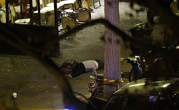 El cadáver de una víctima yace en el suelo en las inmediaciones de la sala de fiestas Bataclan.