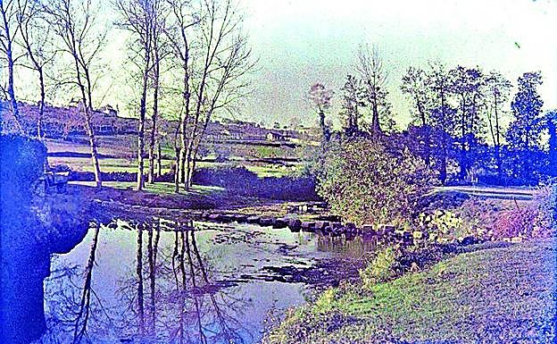 Imagen principal - Arriba, paisaje de los alrededores de Gijón. A la izquierda, paisaje con escultura en un jardín y a la derecha, escena de Somió.