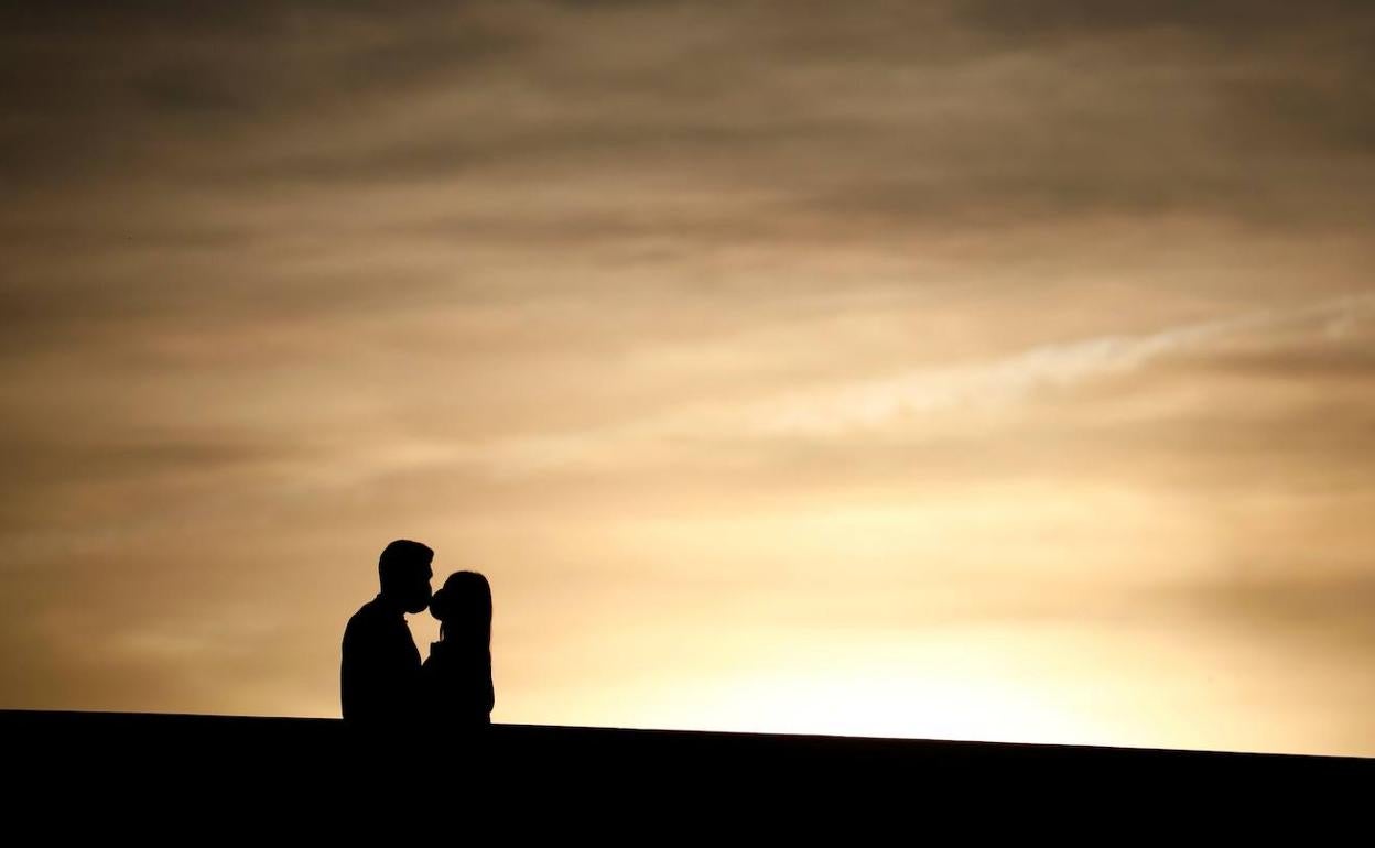 Un hombre es obligado por la Policía pasar tres días con su mujer y tres con su aman