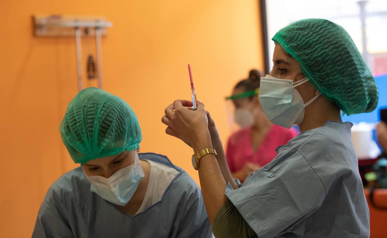 Una sanitaria prepara una dosis de la vacuna contra el coronavirus en Avilés 