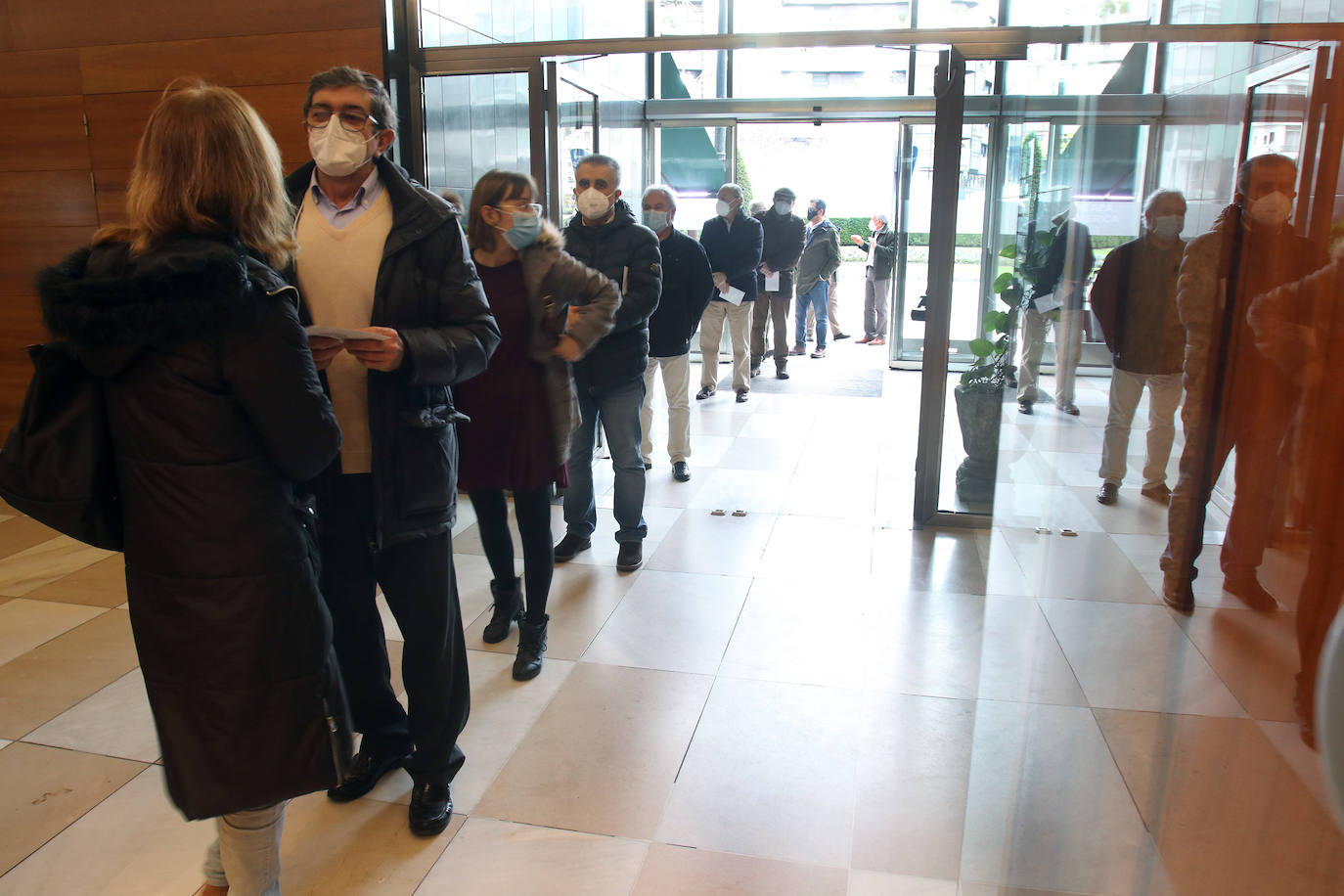 Luis Antuña consiguió este viernes la victoria en las elecciones al Colegio de Médicos de Asturias, imponiéndose a Venancio Martínez. Hubo gran afluencia de médicos para votar en las primeras elecciones desde 2001.