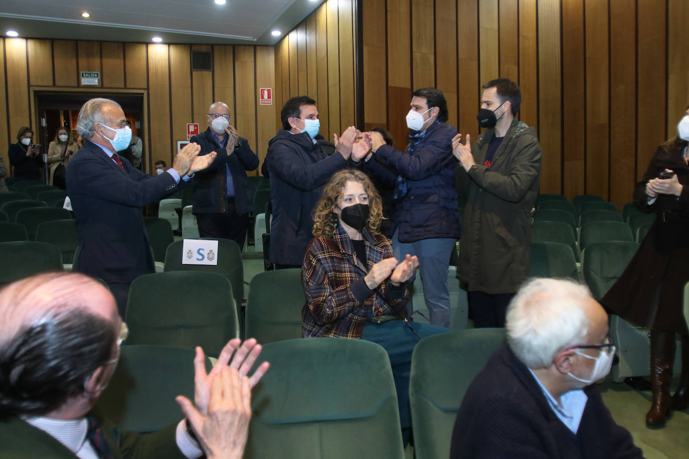 Luis Antuña consiguió este viernes la victoria en las elecciones al Colegio de Médicos de Asturias, imponiéndose a Venancio Martínez. Hubo gran afluencia de médicos para votar en las primeras elecciones desde 2001.