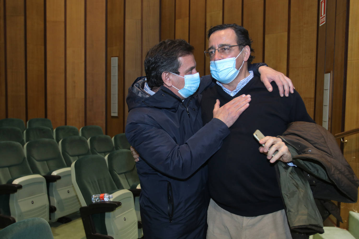 Luis Antuña consiguió este viernes la victoria en las elecciones al Colegio de Médicos de Asturias, imponiéndose a Venancio Martínez. Hubo gran afluencia de médicos para votar en las primeras elecciones desde 2001.